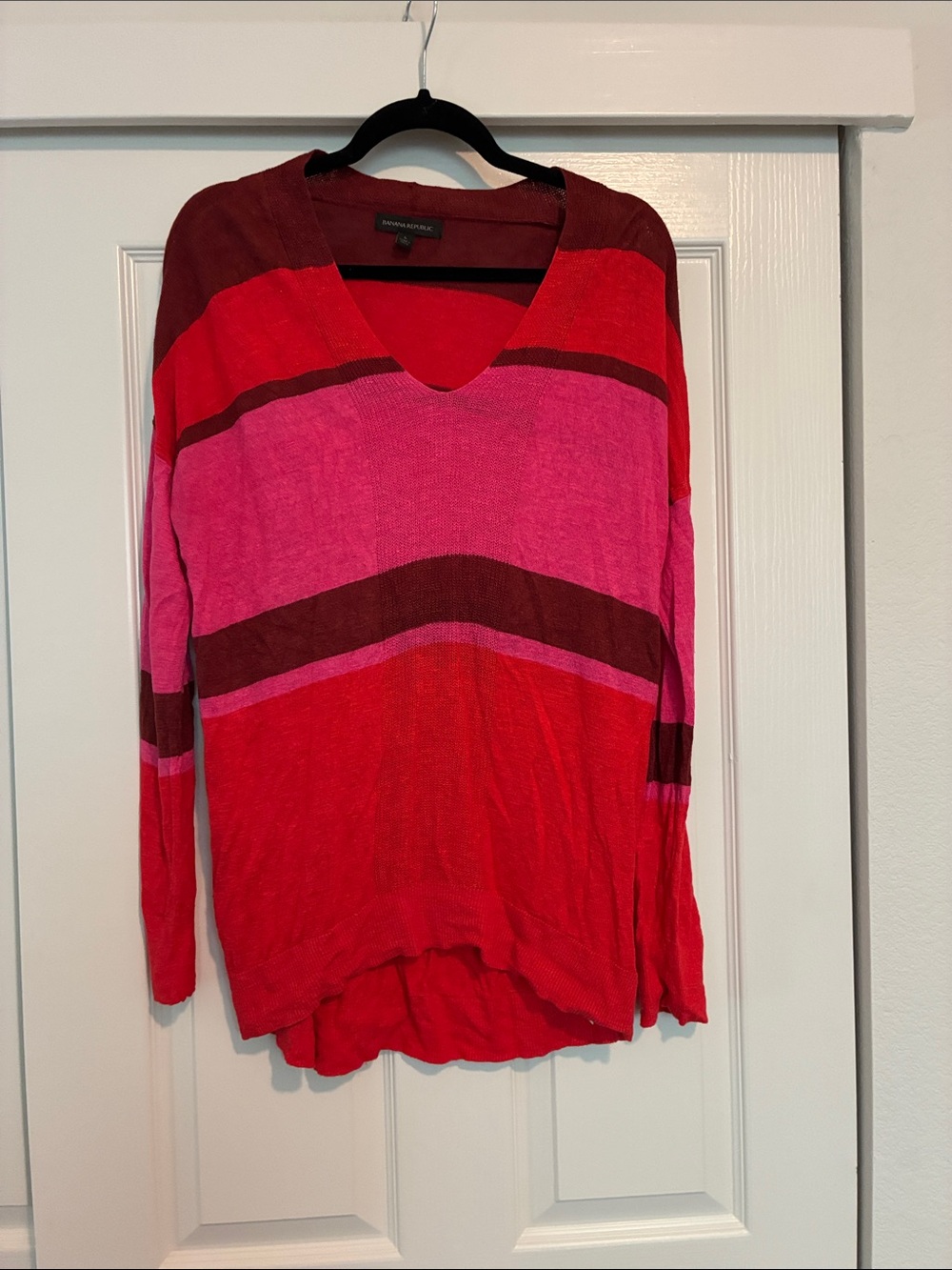 Banana Republic Red and Pink V‑Neck Striped Lightweight Sweater